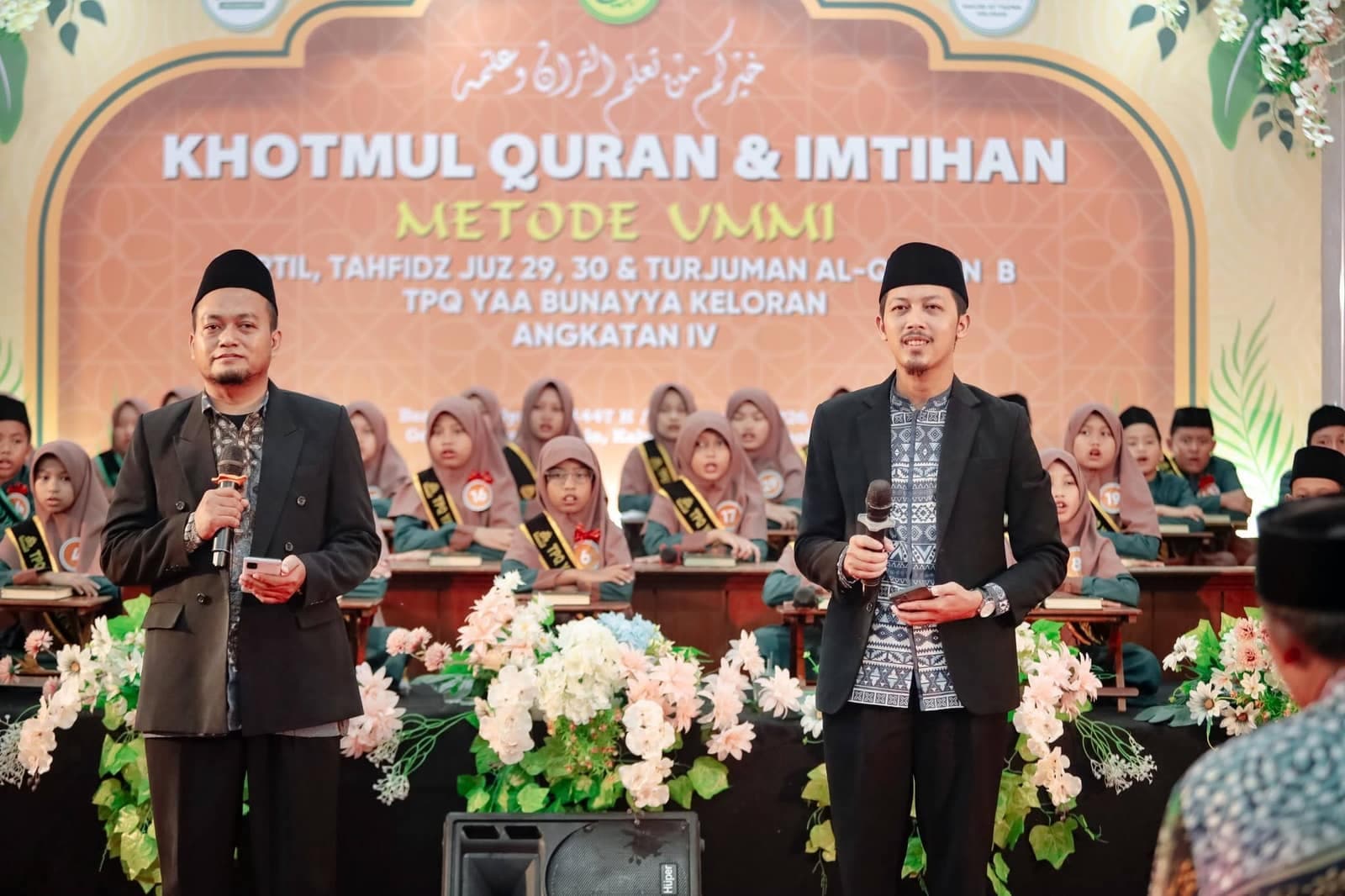 Pembawa acara di panggung Khotmul Quran dan Imtihan Metode Ummi