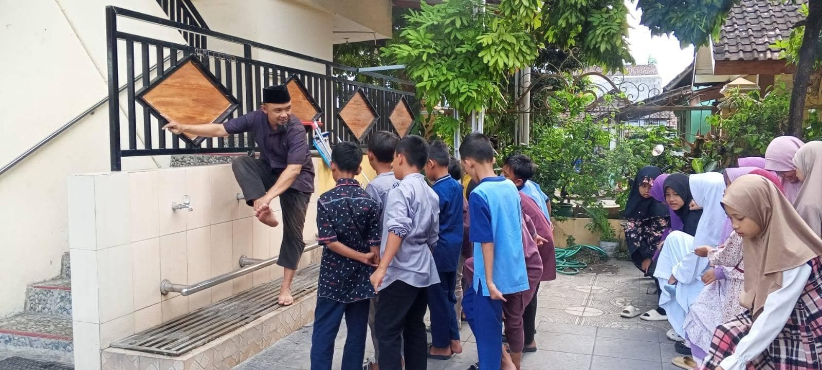 Santri berwudhu di tempat wudhu TPQ