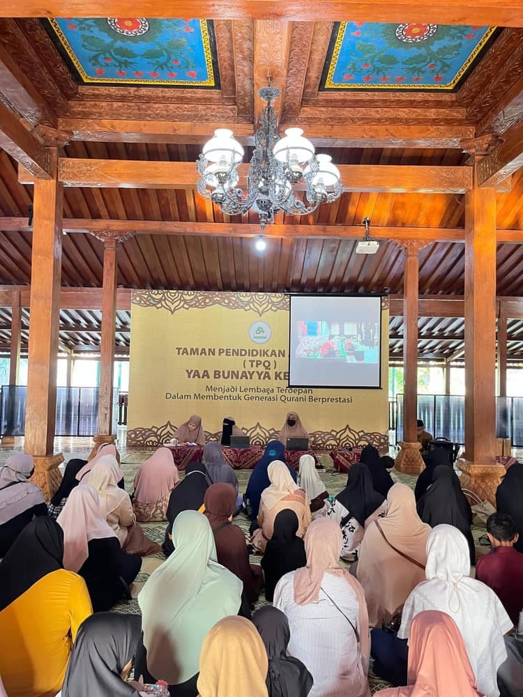 Wali santri mengikuti pertemuan di pendopo TPQ