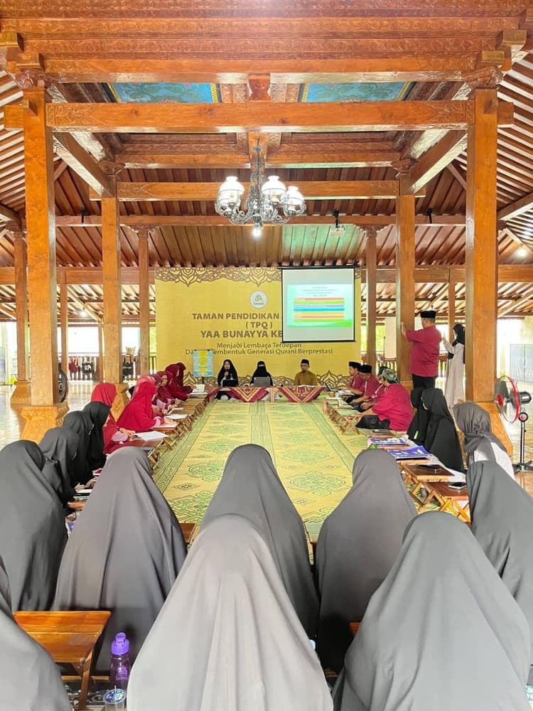 Santri putri belajar bersama di pendopo TPQ