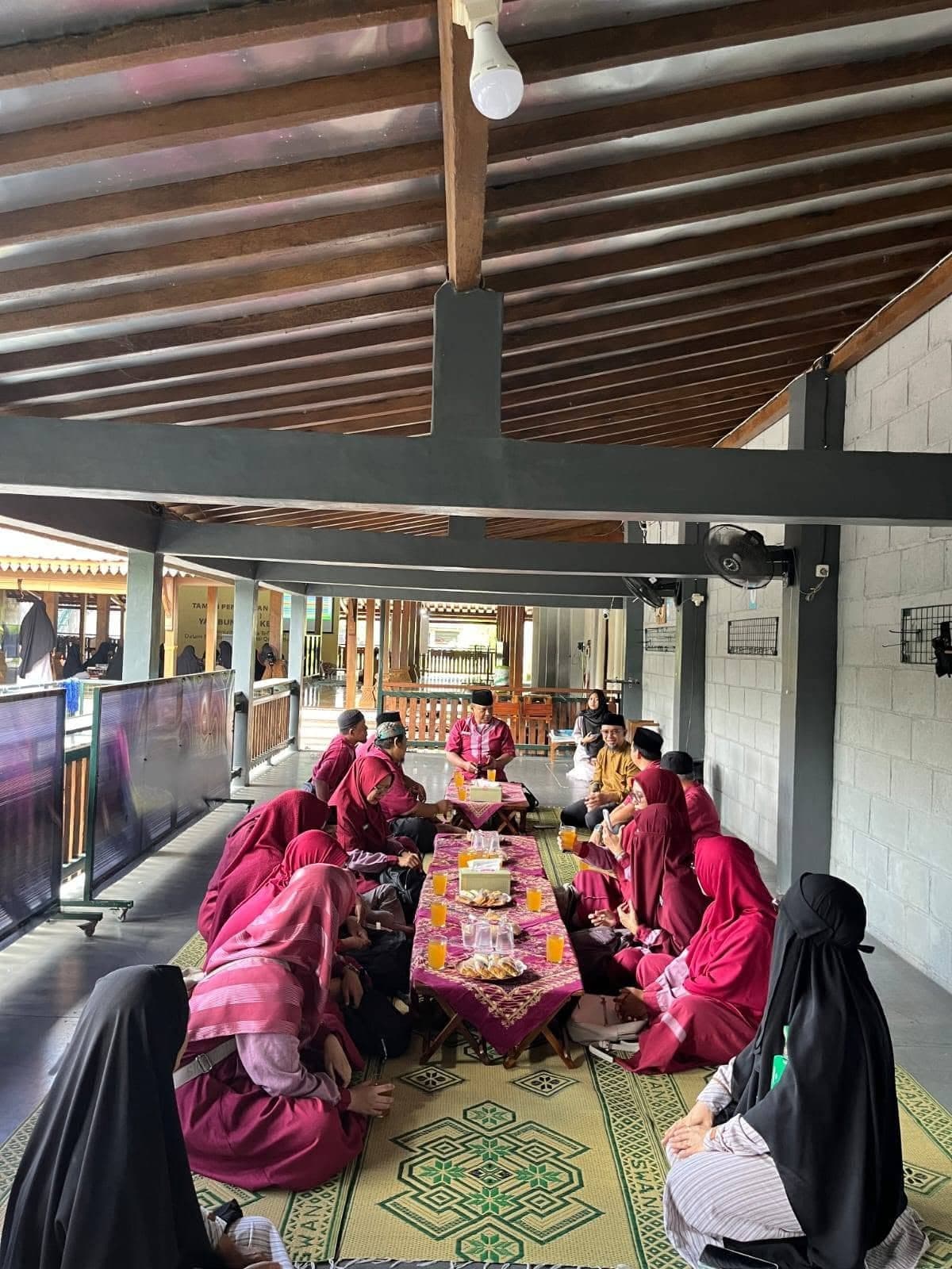 Santri putri bersama ustadzah di serambi TPQ