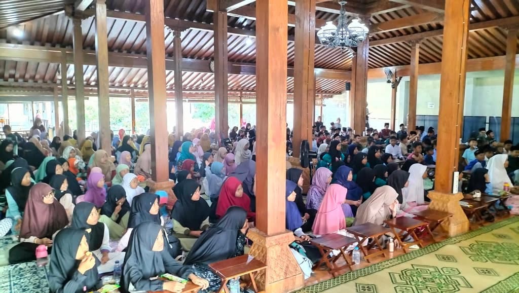 Santri mengaji bersama di pendopo